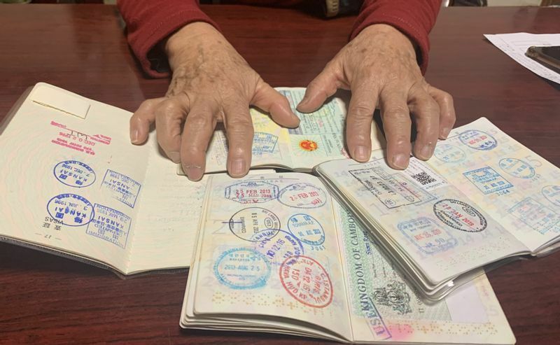 川渕さんのパスポートは出入国のスタンプでいっぱい