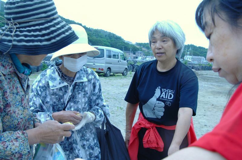 2012年7月、東日本大震災の被災者と交流する川渕さん（右から2人目）