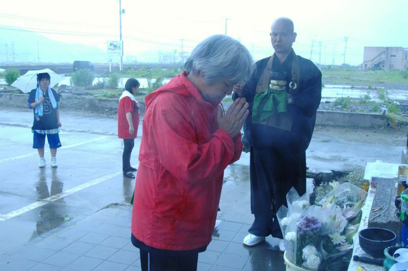 2012年7月、東日本大震災の被災地で手を合わせる川渕さん