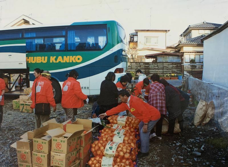 被災地支援バスの荷物の積み降ろし作業をする東北AIDのメンバー（東北AID提供）