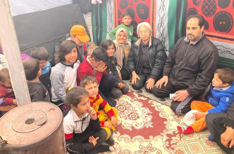 トルコで被災した子どもたちと語り合う川渕さん（本人提供）