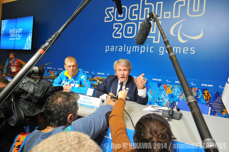 会見に応じるウクライナ・パラリンピック委員会のスシュケビッチ会長