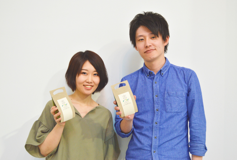 プランを提案した東京造形大学の武中茉菜美さん（左）と垣内勇人さん（右）