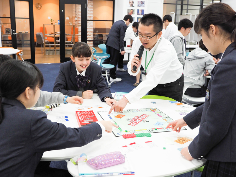 「モノポリー授業」の講師はモノポリー日本選手権2017年度チャンピオンの舘田智氏が務めた。(筆者撮影)