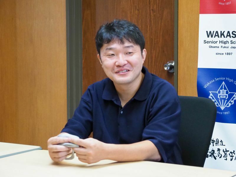 生物資源学博士でもある小坂康之教諭はキャリアサポートセンターの室長も務める（写真：著者撮影）