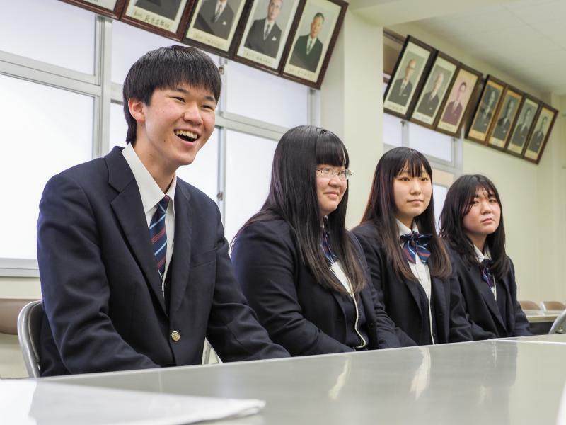ハキハキと笑顔で意見する生徒たちは、取材を受けることも多く、それ自体も勉強になるという（写真：著者撮影）