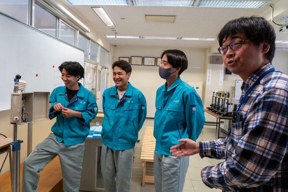 電子機械科の地球温暖化対策班は、埼玉県環境科学国際センターと共に観測装置を開発している（写真：著者撮影）