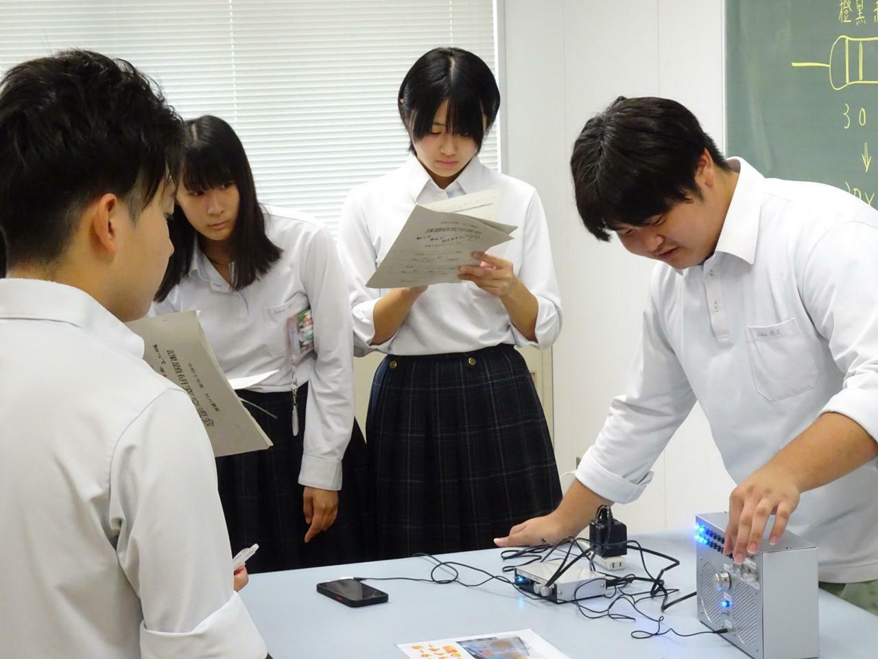 電気コースでビジネスコースの生徒が学ぶ様子（写真：学校提供）