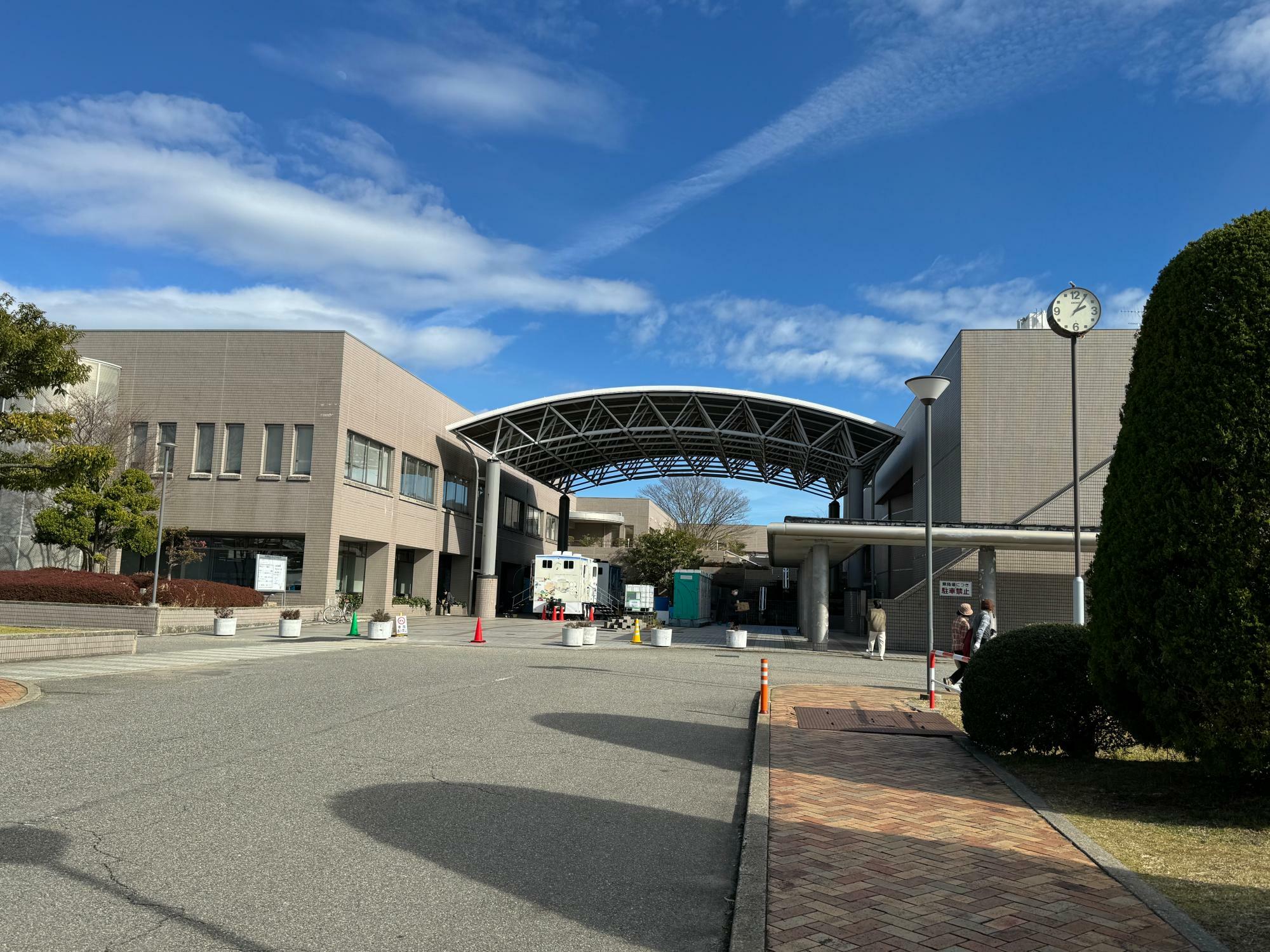 矢田郷地区コミュニティセンター内の七尾市文化ホール（右側の建物）にボランティアセンターが開設されています
