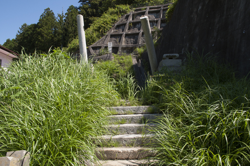再建工事のために、人力でこの階段を上がらなければならない（写真提供：福島県神道青年会）