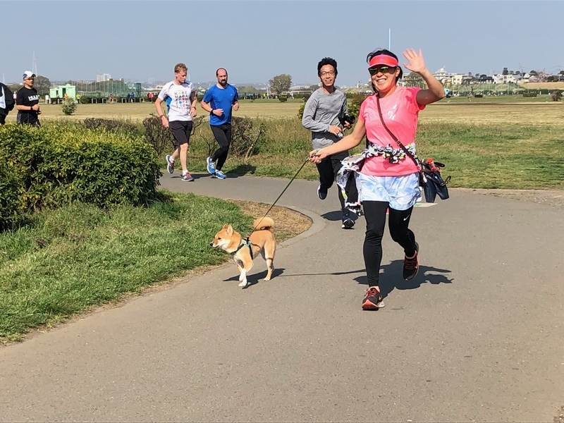 愛犬と一緒に参加した女性ランナー