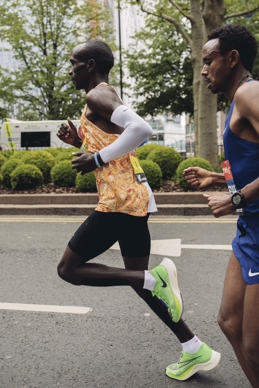 見るだに美しいキプチョゲ選手のランニングフォーム@ロンドンマラソン