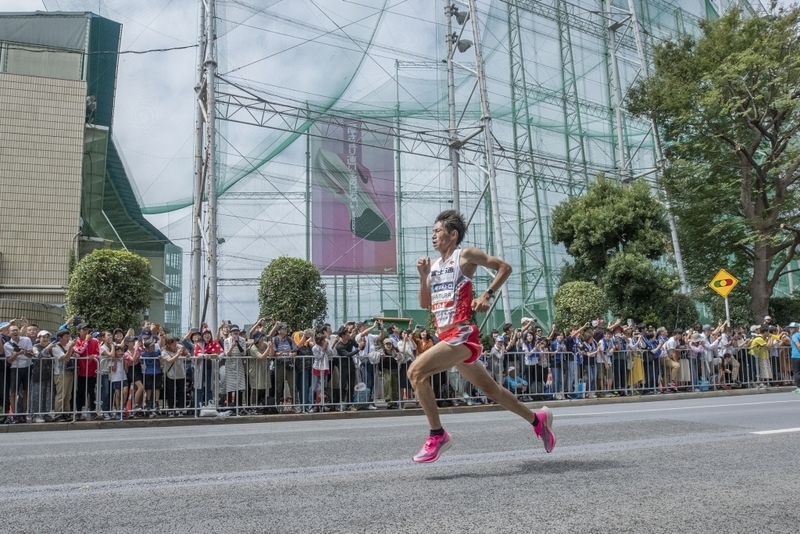 「ピンクの靴」を履いてMGCで優勝した中村匠吾選手=富士通=(写真：NIKE)