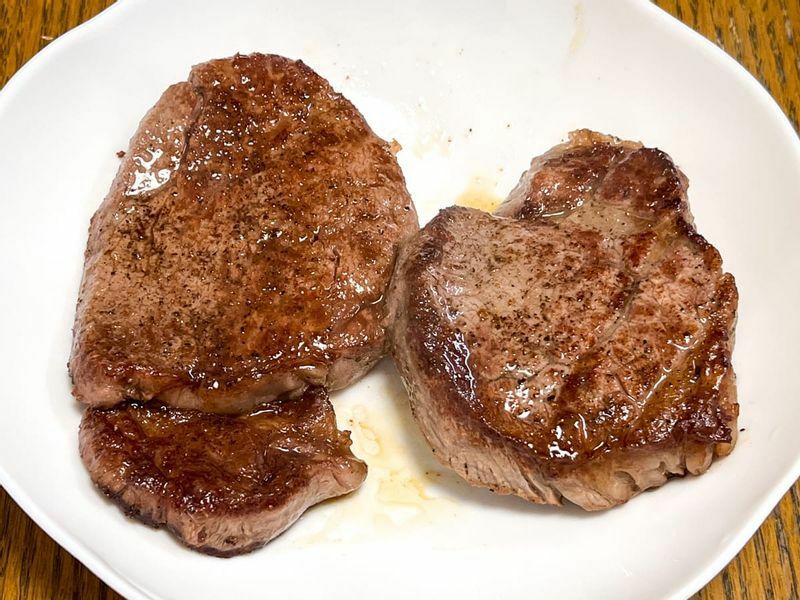 5500円相当のヒレステーキ肉（左）は、普及価格帯の豪州産牛肉（右）よりも柔らかい印象（筆者撮影）