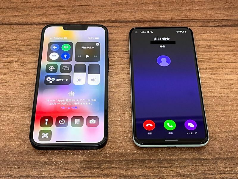 楽天のSIMは左のiPhoneに入っているが、電話が着信したのは右のAndroid端末のRakuten Linkアプリ（筆者撮影）