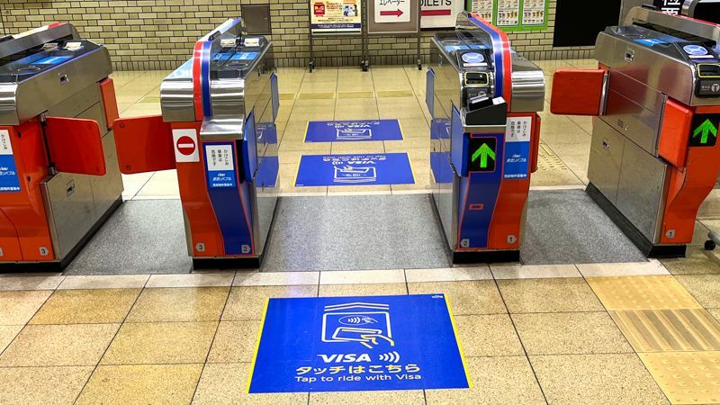 Visaのタッチ決済に対応した改札機（中洲川端駅にて、筆者撮影）
