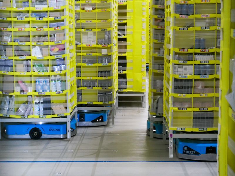 黄色い商品棚が縦横無尽に動き回る、アマゾンのFC内部(筆者撮影)