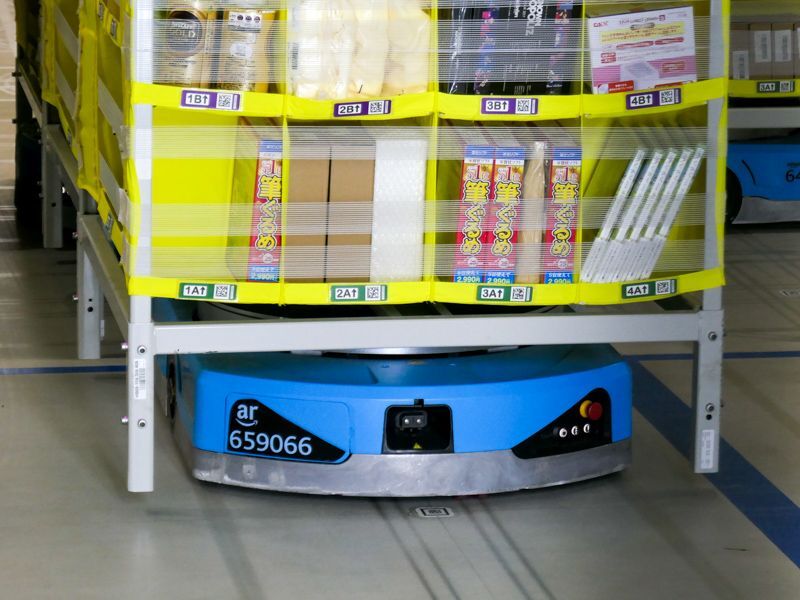 商品棚を下から持ち上げるドライブ(筆者撮影)