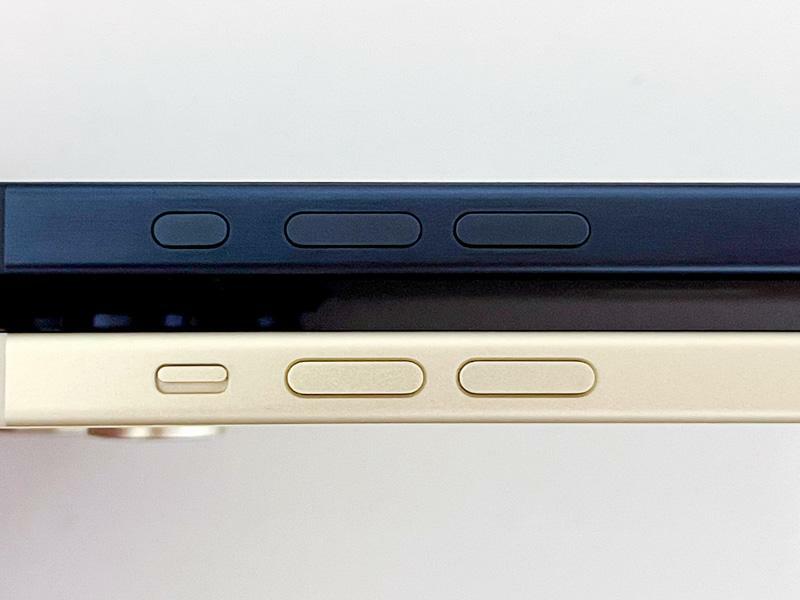 iPhone 15 Proシリーズ（上）のみ、消音スイッチの代わりにアクションボタンを搭載する。下はiPhone 15 Plus（筆者撮影）