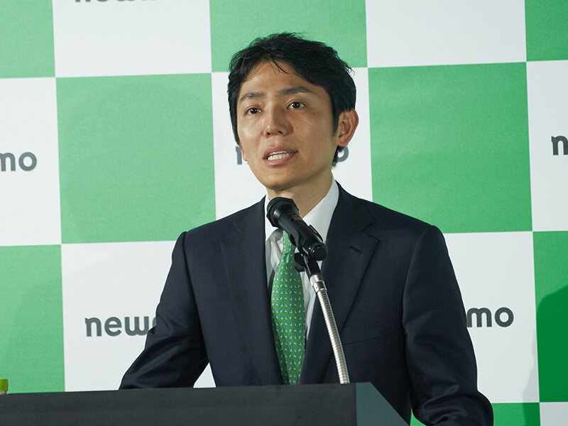 newmo代表取締役CEOの青柳直樹氏。自身も普通二種免許を取得、東京都地理試験に合格したという（newmo提供資料より）