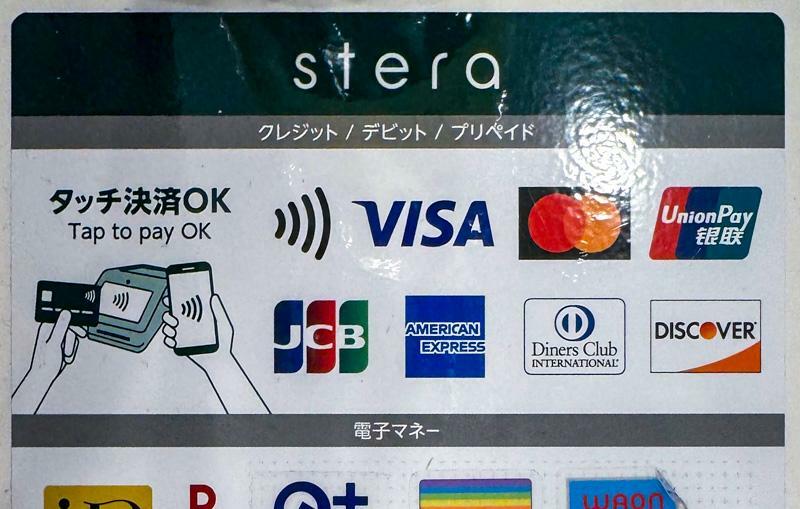 三井住友カードのstera端末の案内。「クレジット/デビット/プリペイド」と明記されている（筆者撮影）