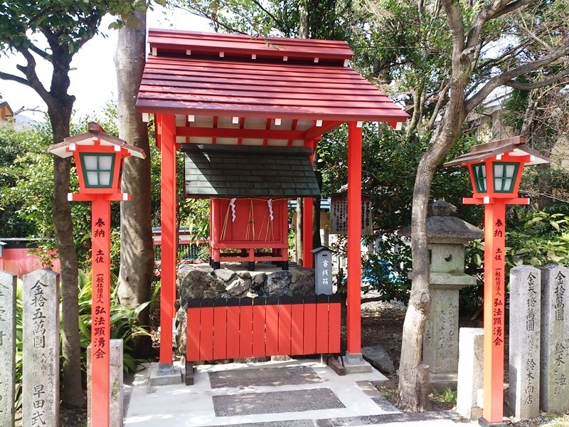 京都唯一の清少納言社。祭神の清原氏一族の出身であることから祀られている。