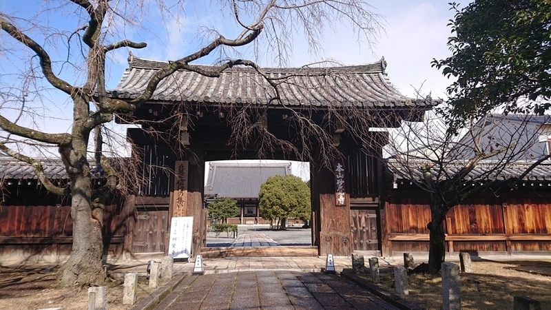妙覚寺の入口である大門