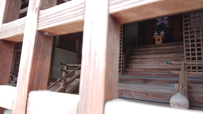 本殿内部 三社あり、見えているのは中央の応神天皇の社