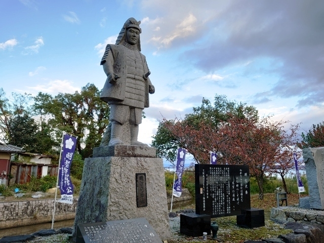 坂本城址公園に立つ光秀像