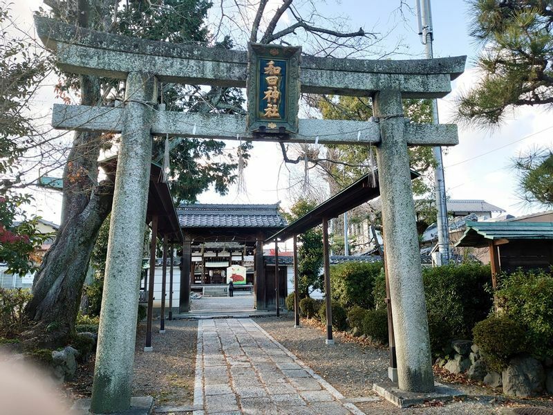 東海道に面して建つ和田神社の鳥居