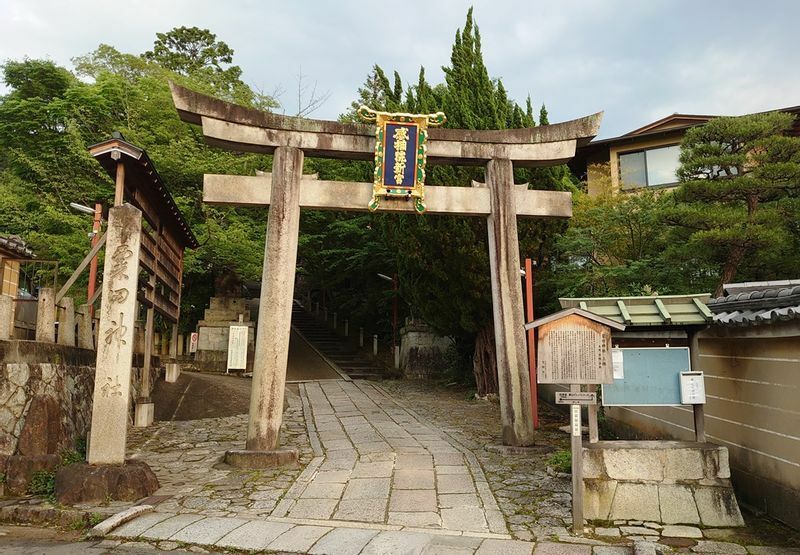旧東海道沿いに建つ粟田神社の鳥居。幕末には和宮も参拝して旅の安全を願った