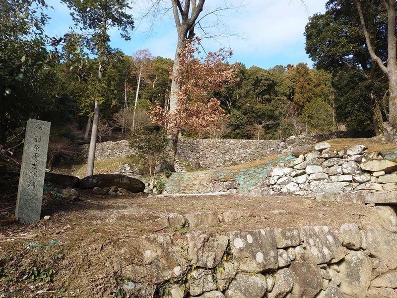 入口からすぐ左手の羽柴秀吉の屋敷跡。秀吉は城の縄張りも担当している