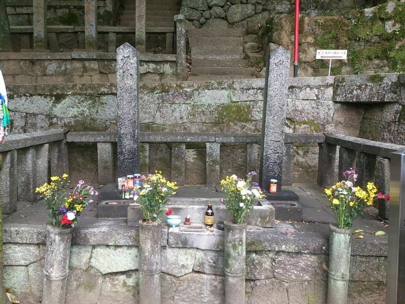 向かって左が坂本龍馬、右が中岡慎太郎の墓