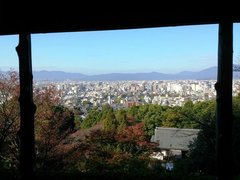 吉村寅太郎の墓の前からの景色。京都市内を一望できる