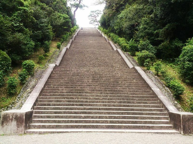 明治天皇陵への階段は230段。一直線に伸び、見上げると圧倒的スケールだ