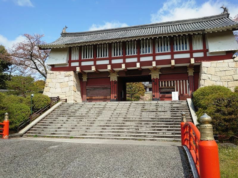 伏見桃山城への入口、伏見桃山城キャッスルランドの入口として造られた