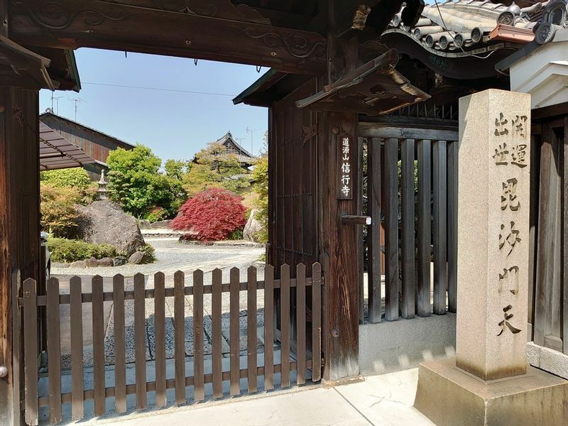 信行寺の入口。天井画は伊藤若冲の最晩年の作品