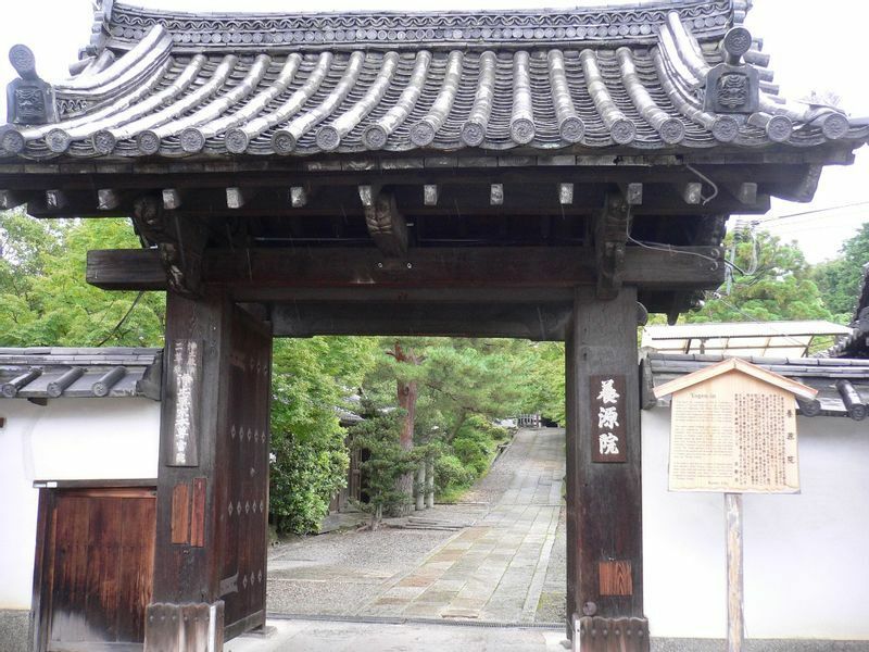 養源院は伏見城から移された「血天井」がある寺としても知られる