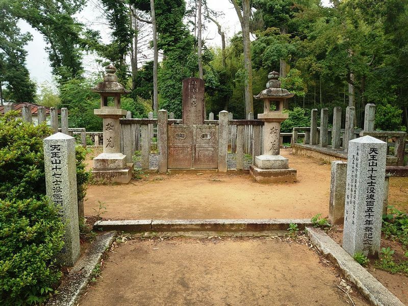 17人全員の墓碑があり、真木和泉の墓碑は裏側の列の真ん中に立っている