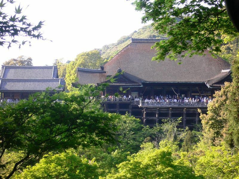 境内の南側にある泰産寺からは、本堂が正面によく見える