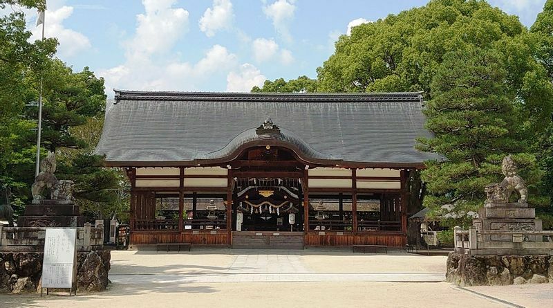 藤森神社の拝殿は、割拝殿と呼ばれる珍しい形式