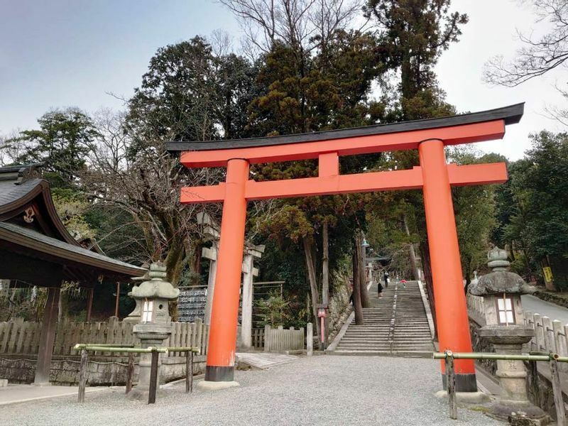 吉田神社への階段。本殿は階段を登って左側に