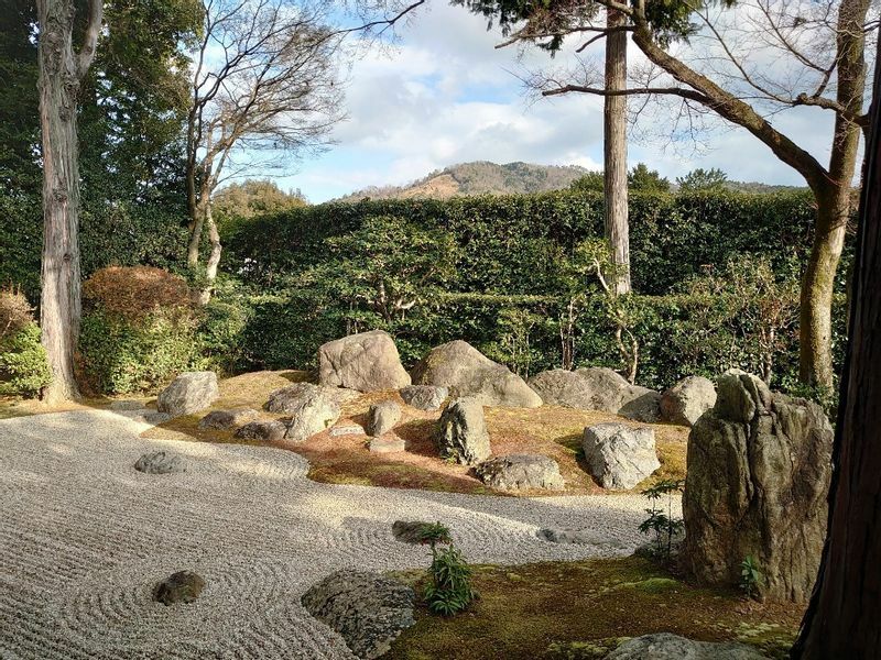 涅槃の庭は、枯山水と借景の東山がどちらも涅槃の姿を表している