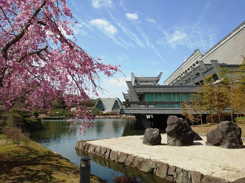 京都国際会館は、建築家・大谷幸夫の設計で昭和41年に開設された