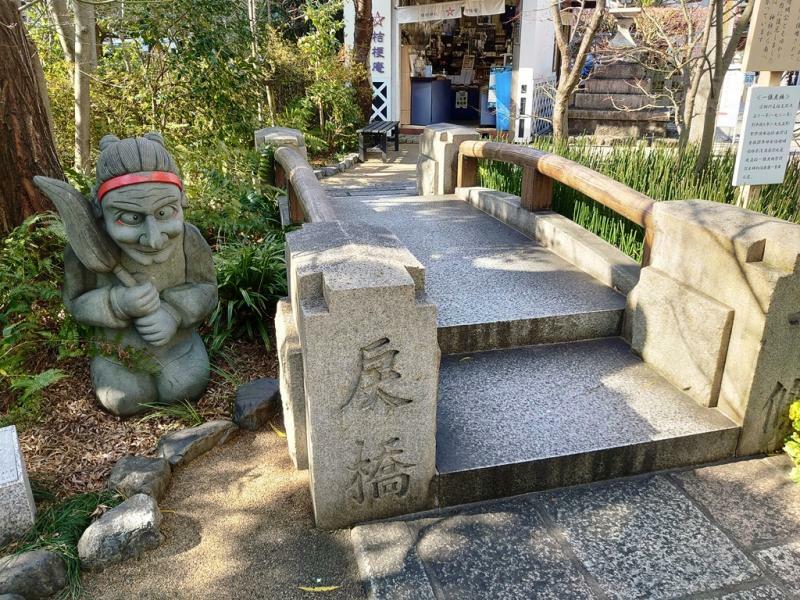 晴明神社に再現された一条戻橋と式神