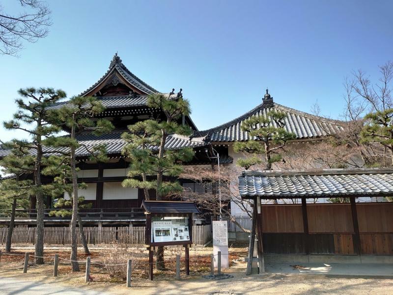 浄福寺の本堂は左側。右側の建物とは中でつながっている