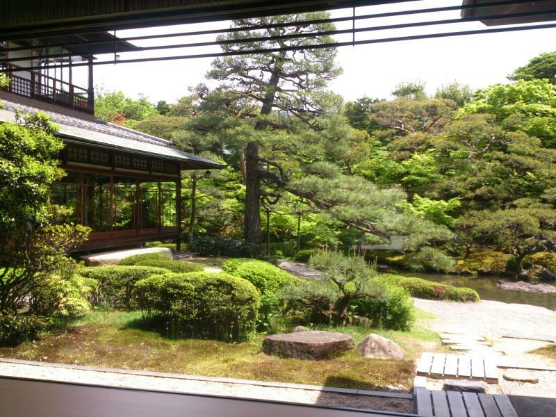 庭園に面した建物は武田五一の設計。庭園は見学のみも可能