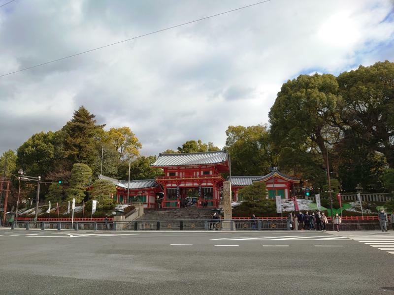 西楼門は室町時代の建立で、八坂神社では最古の建物