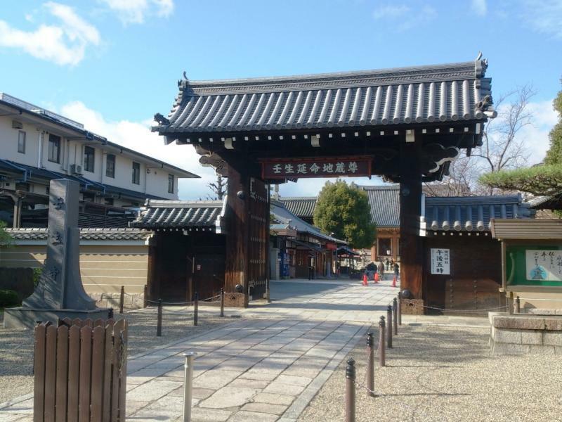 壬生寺の山門。「京の夏の旅」では、本堂内部も特別公開している