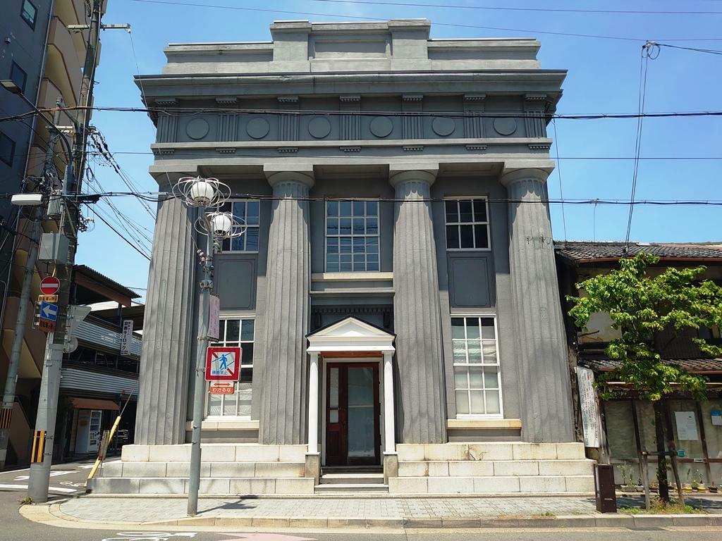 旧村井銀行七条支店（きょうと和み館）。４本の円柱を備えた外観が特徴